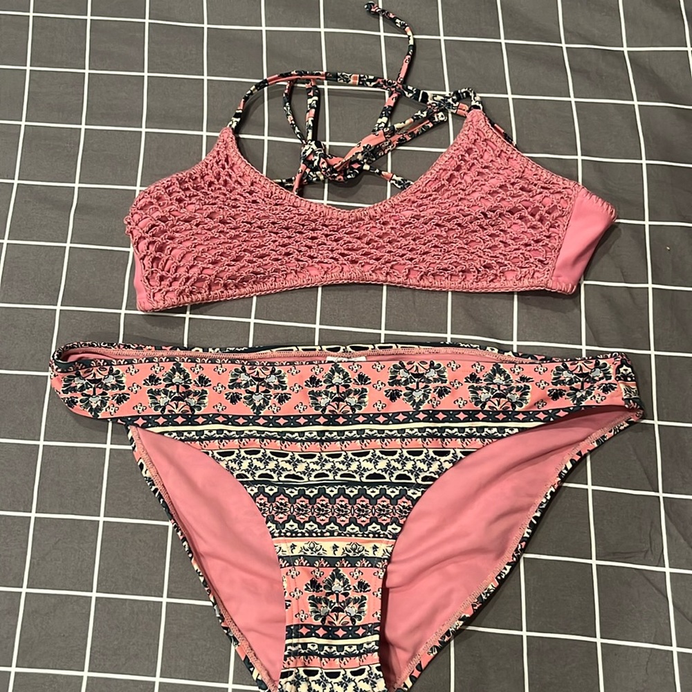 Xhiliration pink crochet top and printed scrunched bottom. Size M
